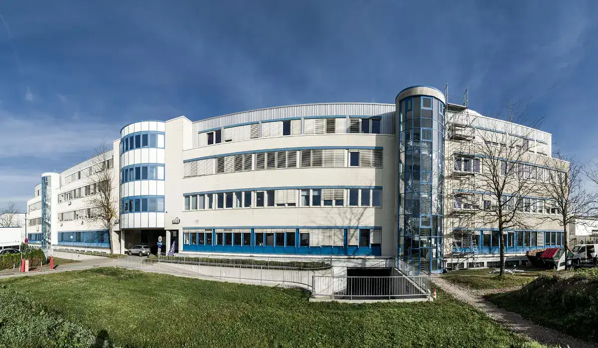 Modernes Bürogebäude in Bechem mit Glasfassade und grüner Umgebung.