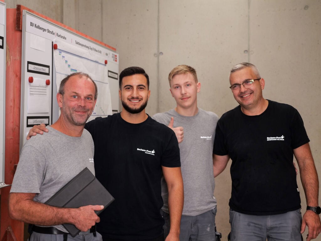 Mitarbeiter bei Bechem + Post arbeiten zusammen im Büro, fördern Teamarbeit und Produktivität.