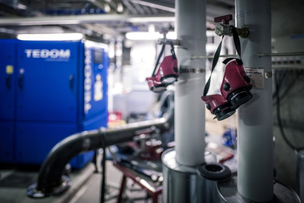 Industrielle Pumpen und Ausrüstung im Maschinenraum.